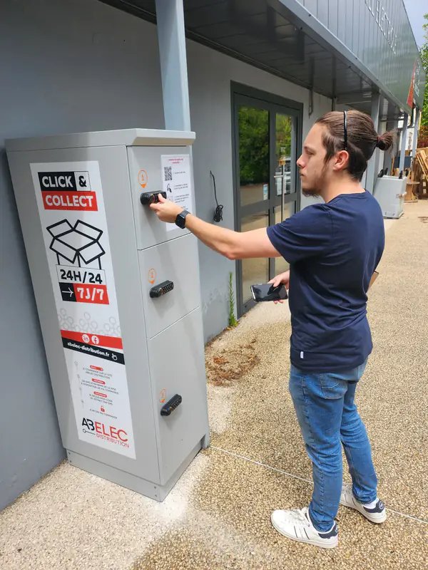 Client retirant sa commande dans un casier click & collect 24h/24 devant un magasin ABELEC Distribution