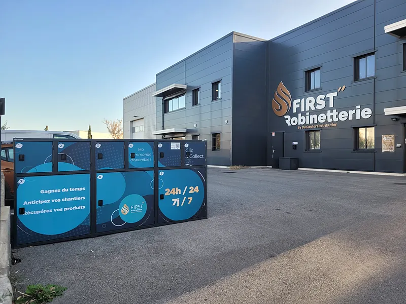 Casiers click & collect extérieurs 24h/24 devant un magasin professionnel