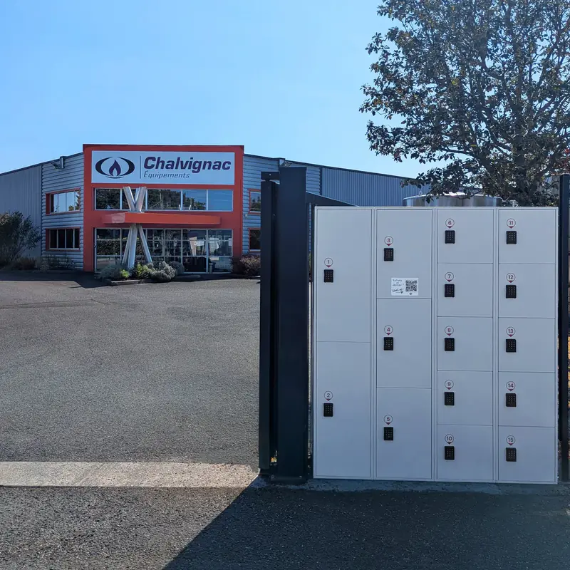 Casiers click & collect extérieurs à l'entrée du négoce Chalvignac