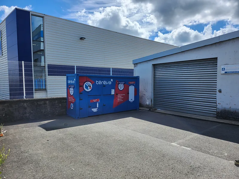 Casiers click & collect extérieurs devant un négoce Téréva