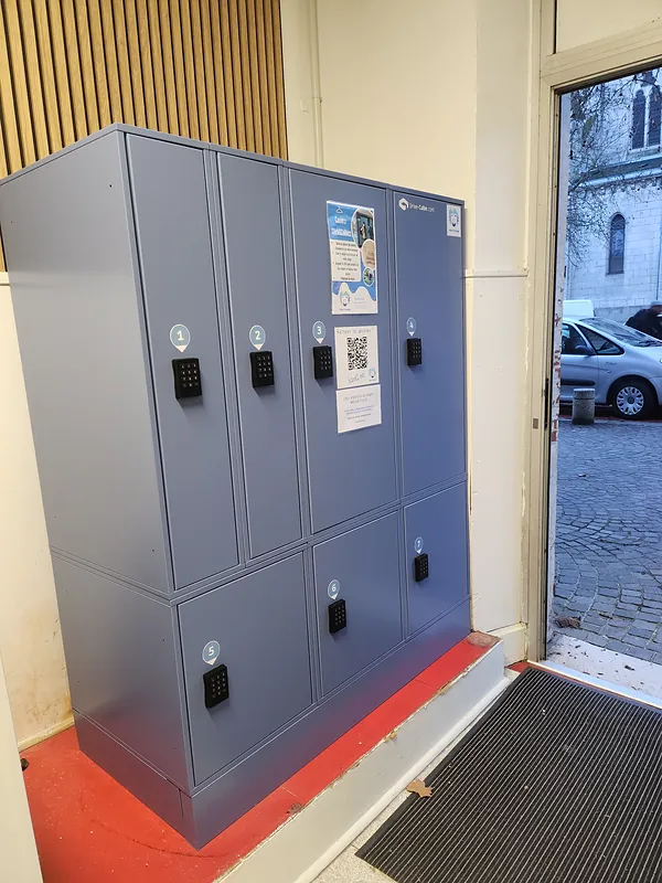 Casiers connectés de pressing installés en intérieur, à l'entrée d'une boutique