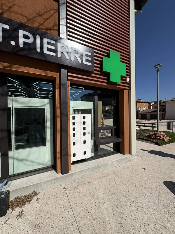 Casiers de retrait 24h/24 intégrés à la façade d'une pharmacie