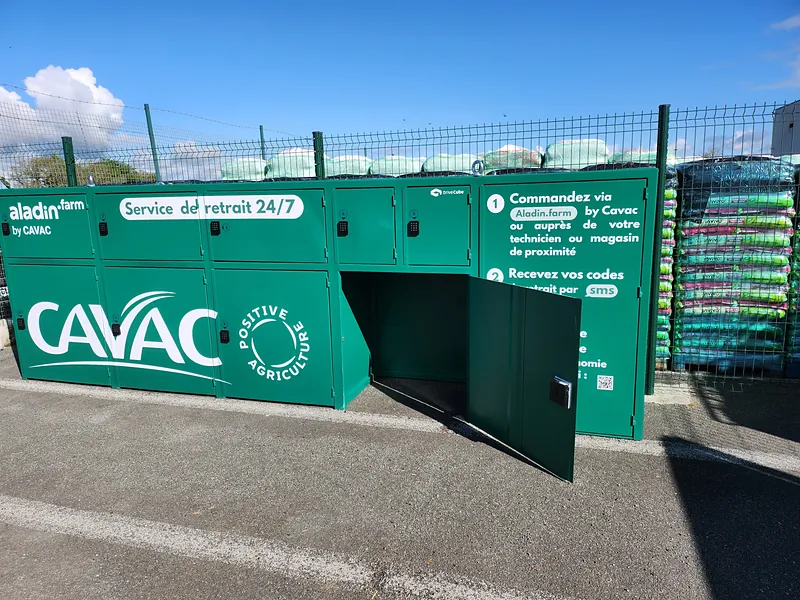 Casiers de retrait 24h/24 en extérieur, porte grand volume ouverte, CAVAC