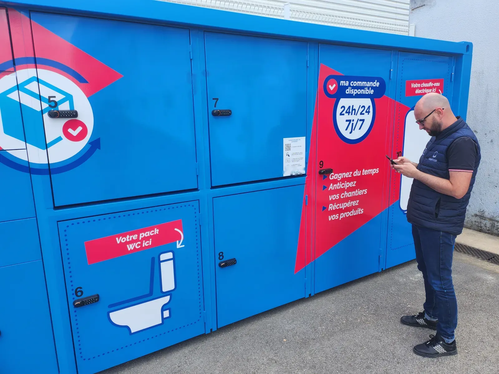 Client récupérant sa commande dans un casier click & collect avec son code
