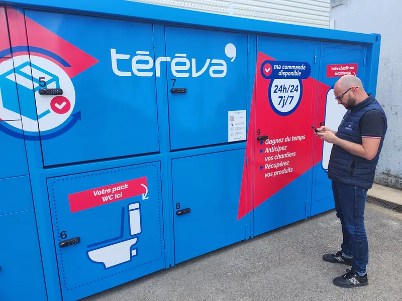 Client récupérant sa commande dans un casier click & collect avec son code