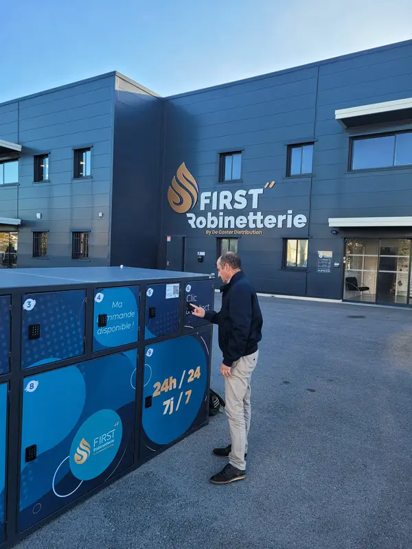 Retrait d'une commande dans un casier click & collect devant First Robinetterie