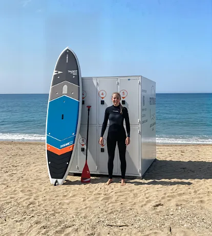 Station de location de paddle en casier autonome sur la plage