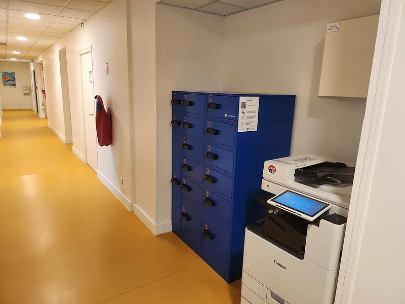 Casiers de réception colis installés dans un couloir de bureaux