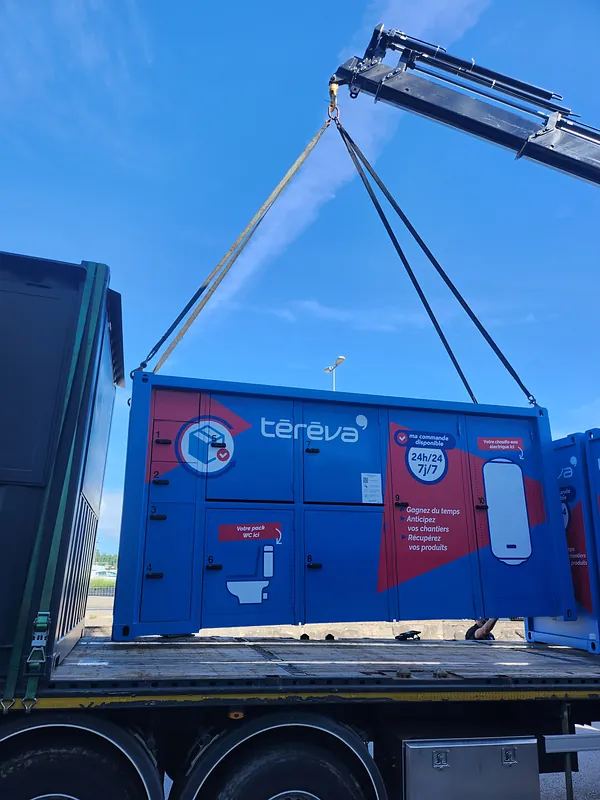 Module de casiers livré par camion grue, prêt à poser