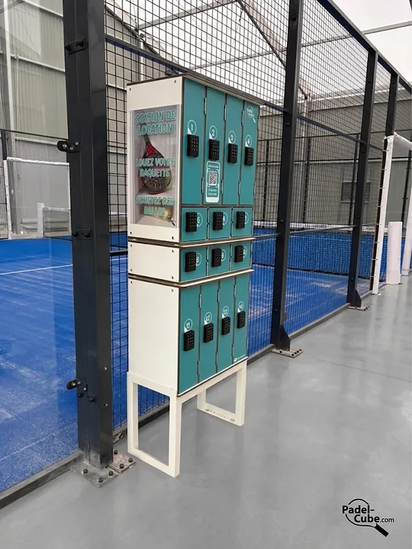 Station Padel'Cube de location de raquettes au bord d'un terrain de padel